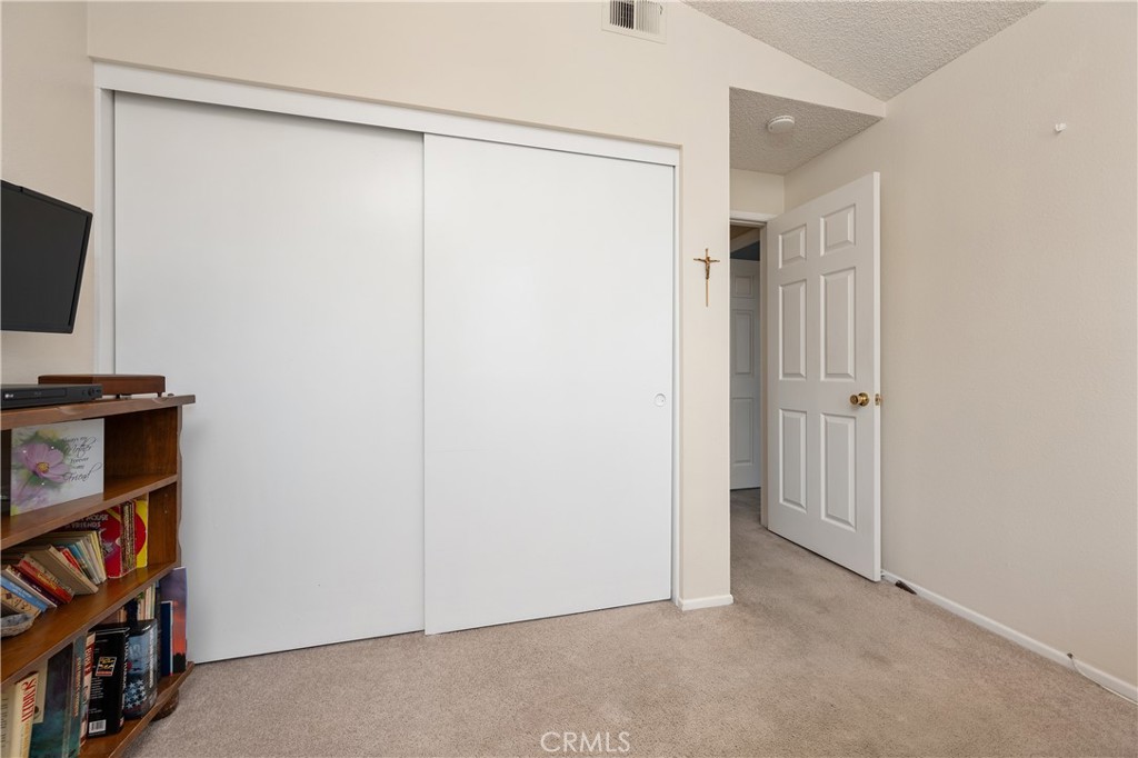 https://media.crmls.org/medias/df540acc-e21d-4969-a5f3-dfbddf106e24.jpg?preset=X-Large