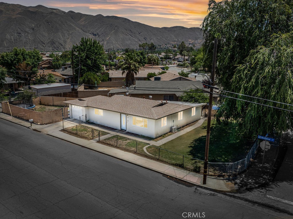 https://media.crmls.org/medias/df54a3b2-4456-460d-a333-59d8d82a3f52.jpg?preset=X-Large