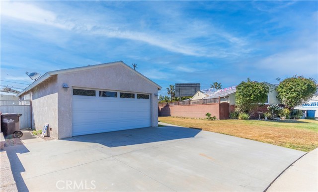 13303 Judah Avenue, Hawthorne CA: https://media.crmls.org/medias/df568708-330f-467f-9afc-68c2fbaea61b.jpg