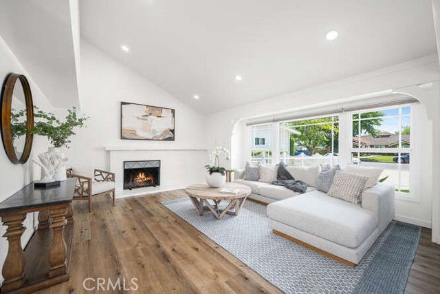 3221 Copa De Oro Drive, Los Alamitos CA: https://media.crmls.org/medias/df59a001-b02f-4b2a-a8f0-5189a423c392.jpg