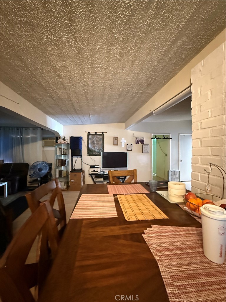 https://media.crmls.org/medias/df5aa5b4-ec55-418c-89df-5d54cd8df8be.jpg?preset=X-Large