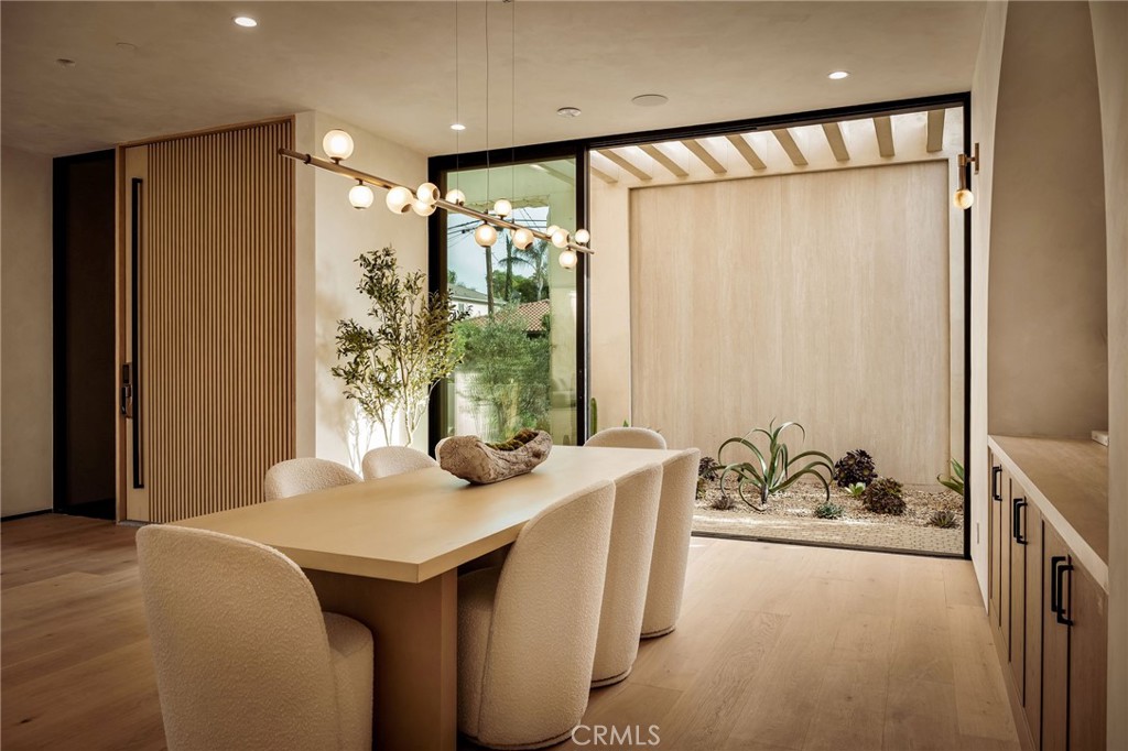 https://media.crmls.org/medias/df5adf3f-7520-4ed3-bc89-82e1e418a8e8.jpg?preset=X-Large