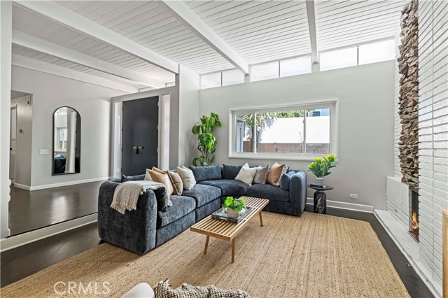 Detail Gallery Image 8 of 55 For 21206 Merridy St, Chatsworth,  CA 91311 - 4 Beds | 3 Baths