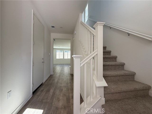 Detail Gallery Image 3 of 6 For 16062 Jaegar Ln, Fontana,  CA 92336 - 4 Beds | 3 Baths