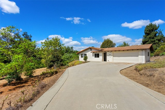 Detail Gallery Image 1 of 37 For 2406 Gum Tree Ln, Fallbrook,  CA 92028 - 3 Beds | 2 Baths