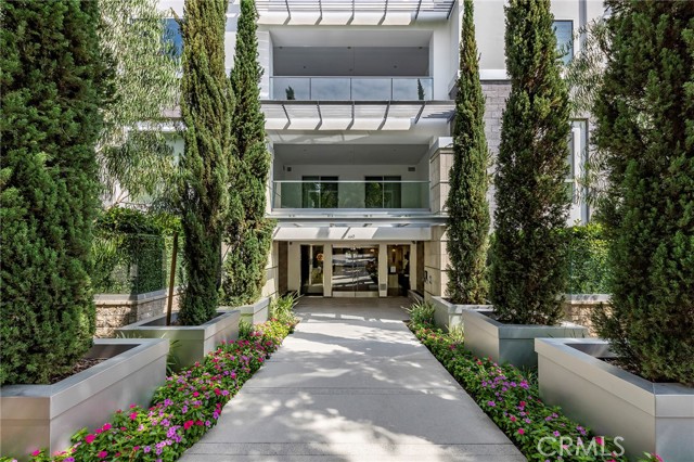 Detail Gallery Image 1 of 32 For 460 N Palm Dr #105,  Beverly Hills,  CA 90210 - 2 Beds | 2/1 Baths