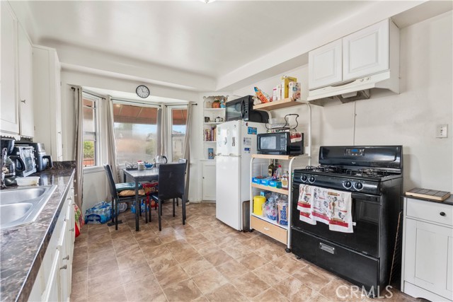 11204 Alvaro Street, Los Angeles CA: https://media.crmls.org/medias/df670a37-acf6-426d-8611-90f032566f95.jpg