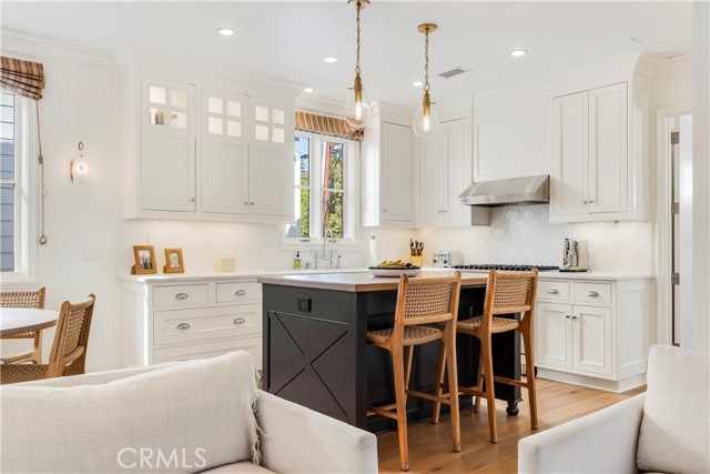 716 1/2 Iris Avenue, Corona del Mar CA: https://media.crmls.org/medias/df691d14-8531-4c3c-80b6-ed6d63010697.jpg