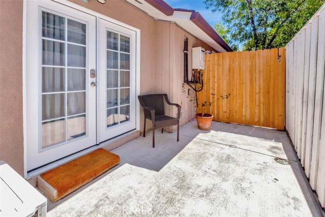 Detail Gallery Image 2 of 3 For 24017 Sylvan, Woodland Hills,  CA 91367 - 1 Beds | 1 Baths