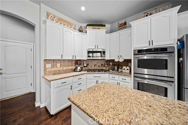 9403 Big Bear Lake Court, Bakersfield CA: https://media.crmls.org/medias/df6af33c-5774-4506-b9f9-fe0317fe9de3.jpg