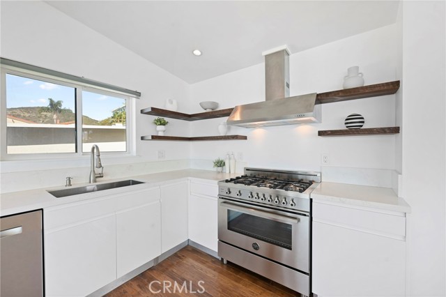 Detail Gallery Image 13 of 46 For 31161 Holly Dr, Laguna Beach,  CA 92651 - 5 Beds | 2/1 Baths