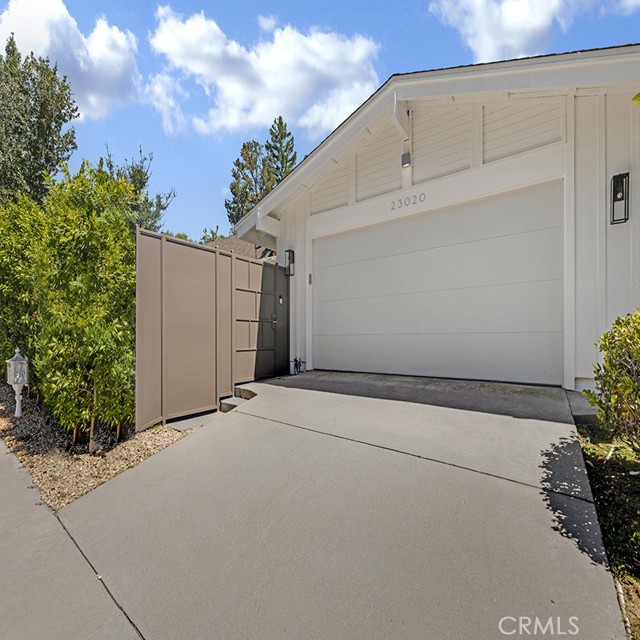 23020 Wrencrest Drive, Calabasas CA: https://media.crmls.org/medias/df6d7c0d-e0db-411f-a869-5146f0b075d2.jpg