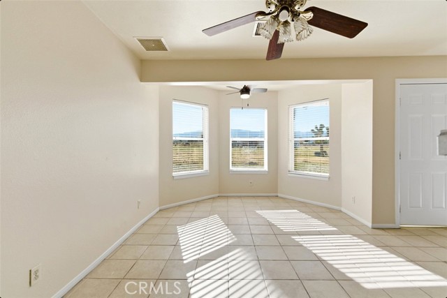 6895 Coyote Rd, Phelan CA: https://media.crmls.org/medias/df6d9333-519d-4e29-8a68-68c243ac0623.jpg