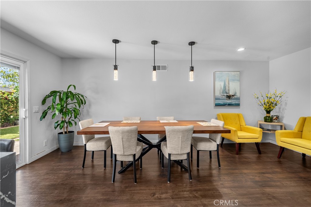 https://media.crmls.org/medias/df6f82ca-a568-40c1-bdb0-067192e52567.jpg?preset=X-Large