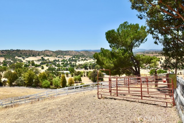 1924 Surrey Way, Paso Robles CA: https://media.crmls.org/medias/df725372-f4b7-42f1-85ef-ba75b6a035b3.jpg