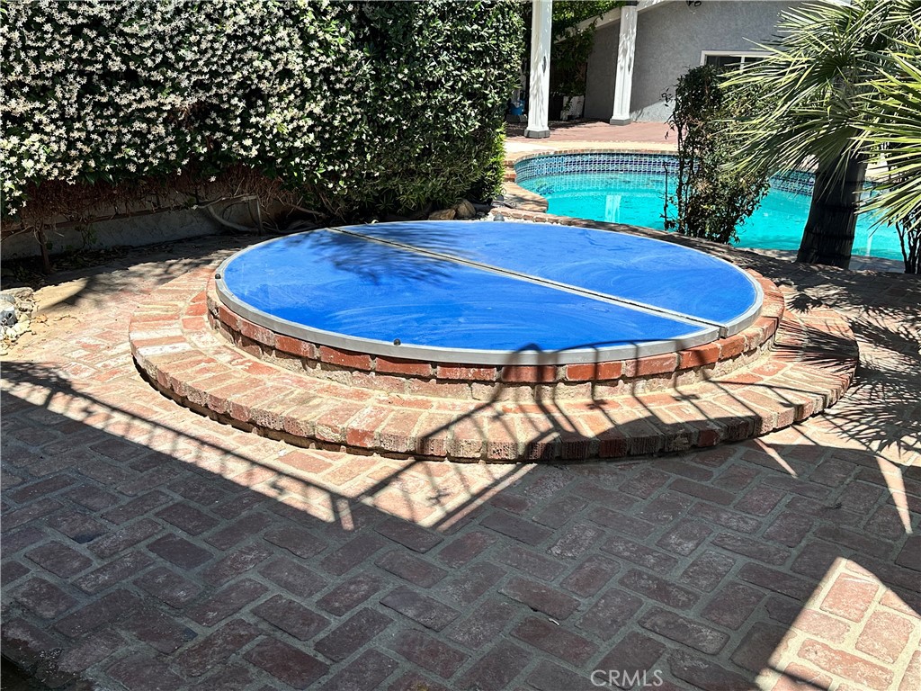 https://media.crmls.org/medias/df72c22f-34cf-4ee4-b3b0-d86c89712cec.jpg?preset=X-Large