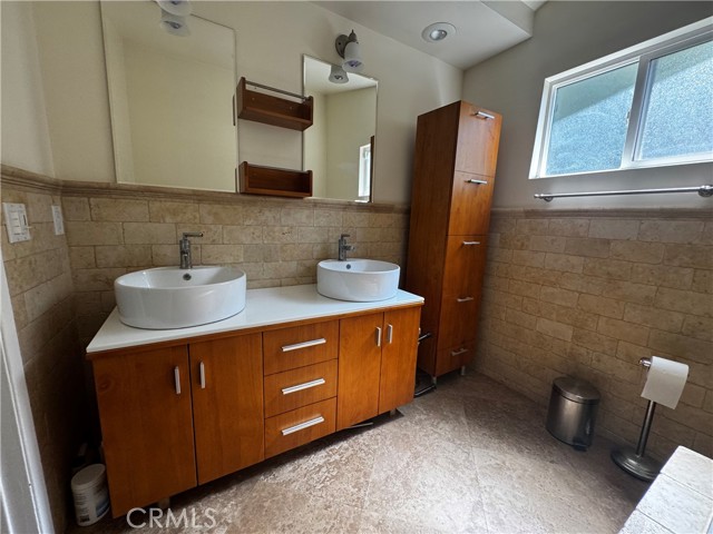 20537 Aetna Street, Woodland Hills CA: https://media.crmls.org/medias/df738176-768c-4434-93e9-ed1dc8dd8039.jpg