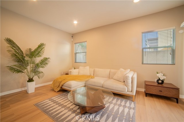 Detail Gallery Image 13 of 27 For 14554 Kittridge St, Van Nuys,  CA 91405 - 3 Beds | 3 Baths