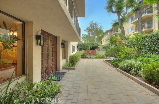 330 W California Boulevard, Pasadena CA: https://media.crmls.org/medias/df7732e0-c94c-45ca-b573-ae41437a07ef.jpg
