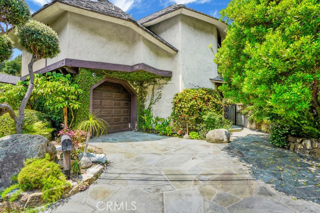 266 Canyon Acres Drive, Laguna Beach CA: https://media.crmls.org/medias/df7ce46f-3765-4acf-96b7-34f139aca281.jpg