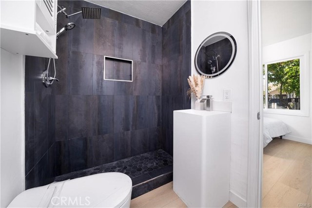 Detail Gallery Image 9 of 11 For 1009 W Myrtle, Santa Ana,  CA 92703 - 2 Beds | 1 Baths