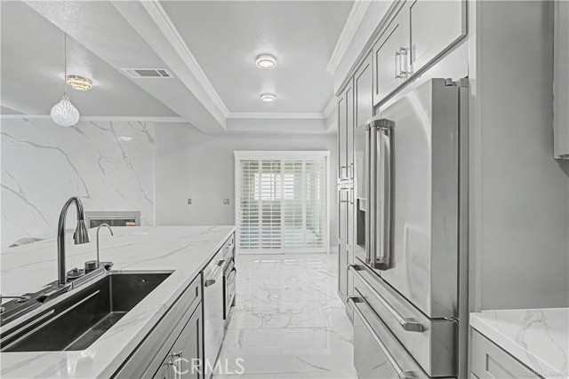 Detail Gallery Image 10 of 29 For 12714 Dorsey Ct, Victorville,  CA 92392 - 5 Beds | 3 Baths