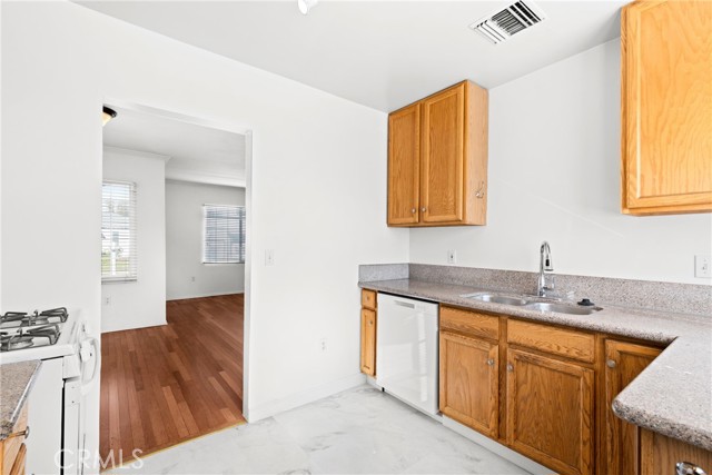 Detail Gallery Image 8 of 21 For 17414 Burma St, Encino,  CA 91316 - 3 Beds | 2 Baths