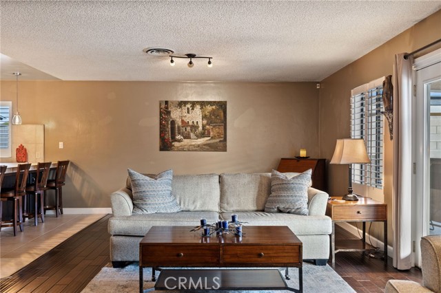 Detail Gallery Image 10 of 47 For 6001 Meadow Glen, Bakersfield,  CA 93306 - 3 Beds | 2 Baths