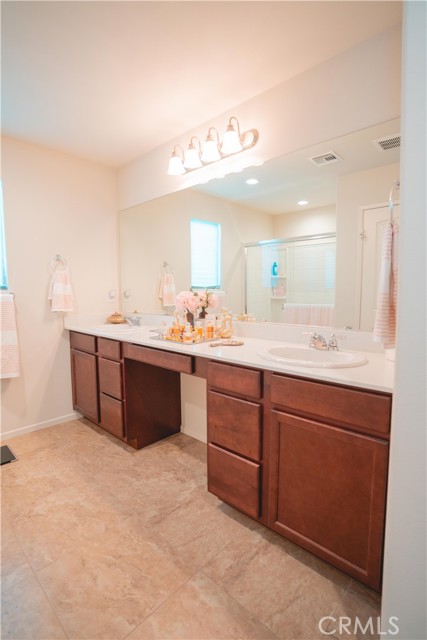Detail Gallery Image 8 of 15 For 1968 Nogales Ave, Perris,  CA 92571 - 5 Beds | 4 Baths