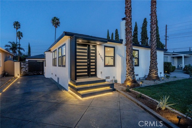 Detail Gallery Image 1 of 11 For 14307 Miranda St, Van Nuys,  CA 91401 - 3 Beds | 2 Baths