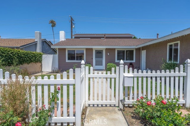 Detail Gallery Image 3 of 44 For 6281 Balmoral Dr, Huntington Beach,  CA 92647 - 5 Beds | 3 Baths