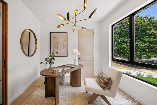 555 N Plymouth Boulevard, Los Angeles CA: https://media.crmls.org/medias/df839de4-a76c-47cb-84c5-de80df730c1d.jpg