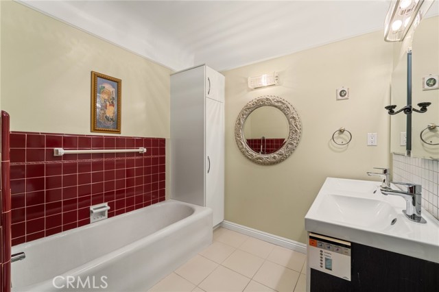 233 S Swall Drive, Beverly Hills CA: https://media.crmls.org/medias/df8573b0-7086-46d9-b1d8-896d9ef7dd7f.jpg