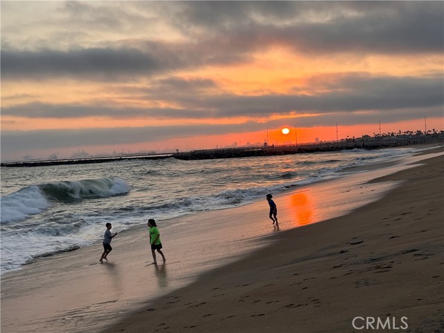 Detail Gallery Image 30 of 30 For 117 Surfside Ave #B,  Seal Beach,  CA 90743 - 2 Beds | 2 Baths