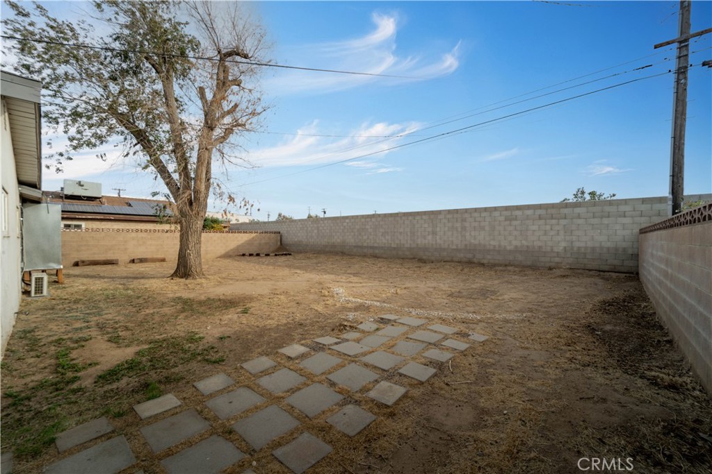 https://media.crmls.org/medias/df890b94-5710-417a-8ca6-15753948374d.jpg?preset=X-Large