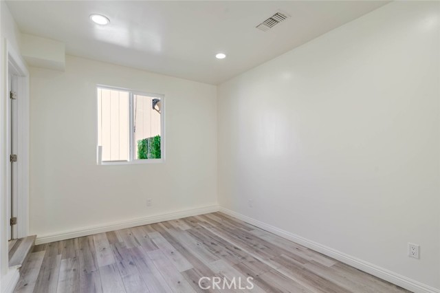 Detail Gallery Image 7 of 14 For 11246 Saticoy, Sun Valley,  CA 91352 - 2 Beds | 2 Baths