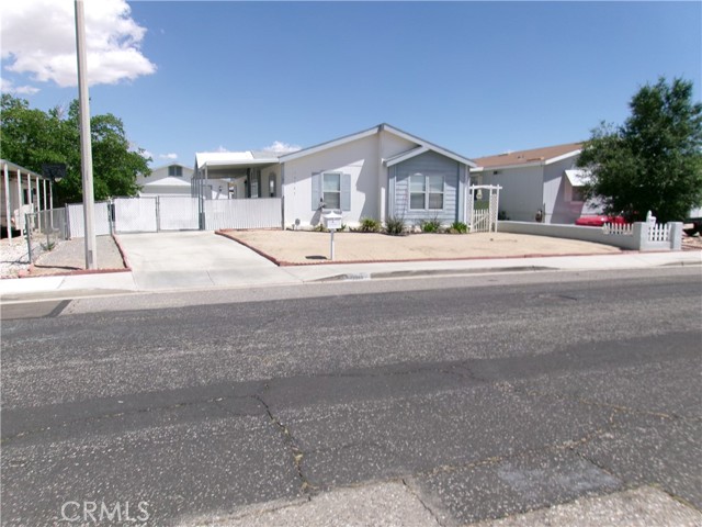 Detail Gallery Image 4 of 61 For 13983 Silver Lake Pl, Victorville,  CA 92395 - 3 Beds | 2 Baths