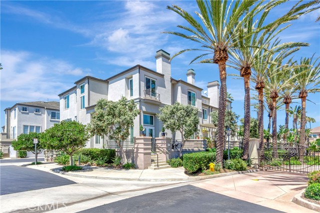 19281 Surf Drive, Huntington Beach CA: https://media.crmls.org/medias/df8d2ce8-ecf8-4b19-b75e-b78fe3230fd1.jpg