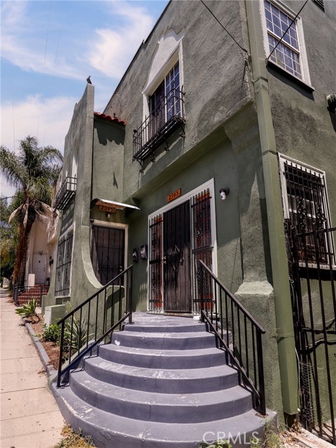 2945 W 11th Street, Los Angeles CA: https://media.crmls.org/medias/df8d5174-e24c-4e7f-b392-0a48b13e5146.jpg