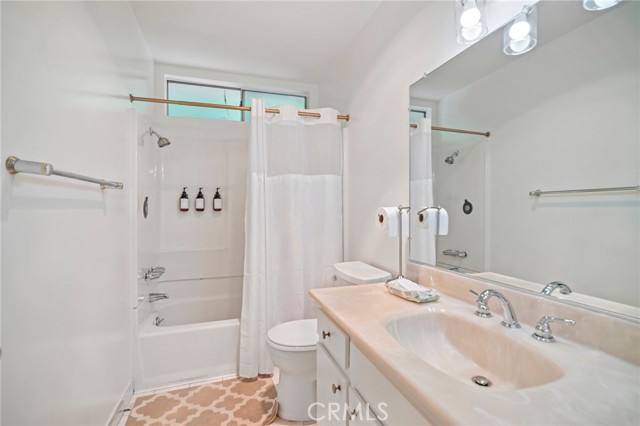 Detail Gallery Image 12 of 21 For 9950 Reseda Bld #7,  Northridge,  CA 91324 - 3 Beds | 2/1 Baths