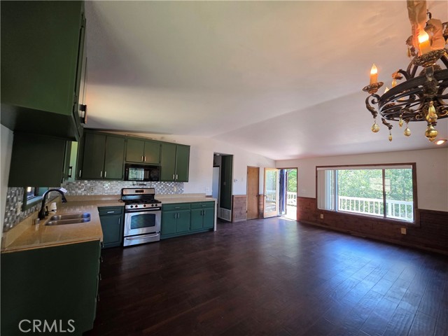 Detail Gallery Image 4 of 25 For 31510 Valley Ridge Dr, Running Springs,  CA 92382 - 4 Beds | 3 Baths