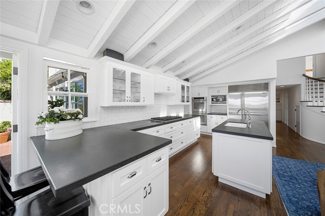 Detail Gallery Image 9 of 33 For 806 Emerald Bay, Laguna Beach,  CA 92651 - 4 Beds | 3/2 Baths