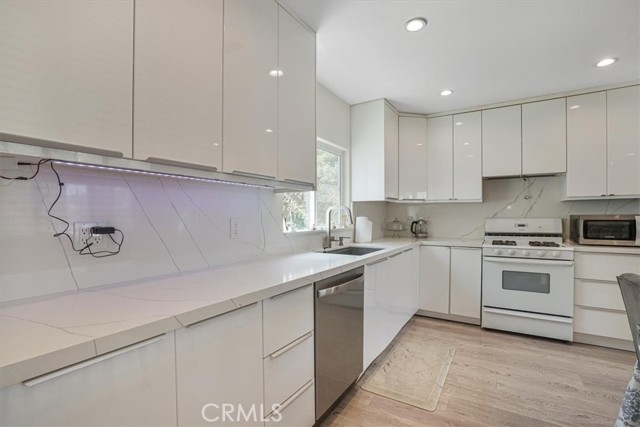 18352 Bessemer Street, Tarzana CA: https://media.crmls.org/medias/df943842-9fcf-42c6-ba01-94359f5c5c52.jpg