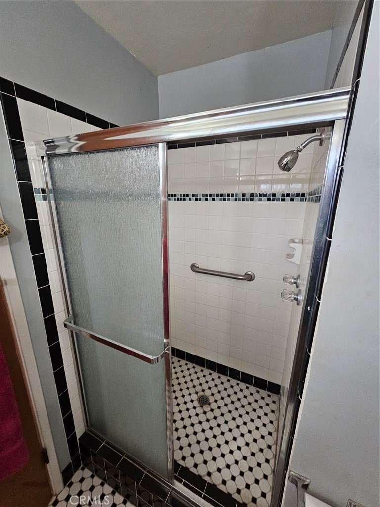 https://media.crmls.org/medias/df95ea07-ded5-4dc8-bc54-5cf698a4e67f.jpg?preset=X-Large