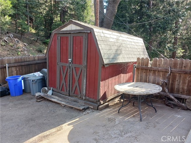23304 Crest Forest Drive, Crestline CA: https://media.crmls.org/medias/df962b30-d35a-41c2-878f-a86afa27e489.jpg