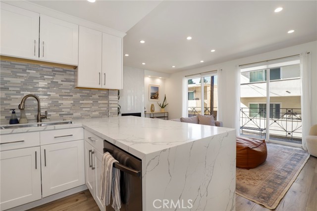 Detail Gallery Image 9 of 25 For 11723 Goshen Ave #103,  Los Angeles,  CA 90049 - 3 Beds | 2 Baths