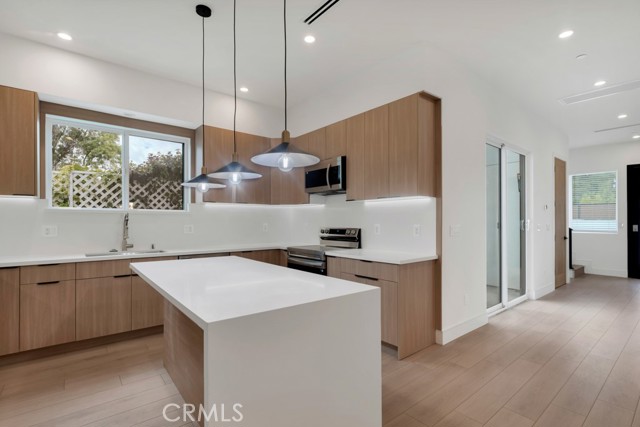 Detail Gallery Image 6 of 30 For 16510 San Fernando Mission Blvd, Granada Hills,  CA 91344 - 4 Beds | 4 Baths