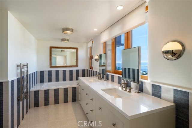 1901 Ocean Way, Laguna Beach CA: https://media.crmls.org/medias/df9961cf-f5fa-456b-a1e3-1dd704681699.jpg