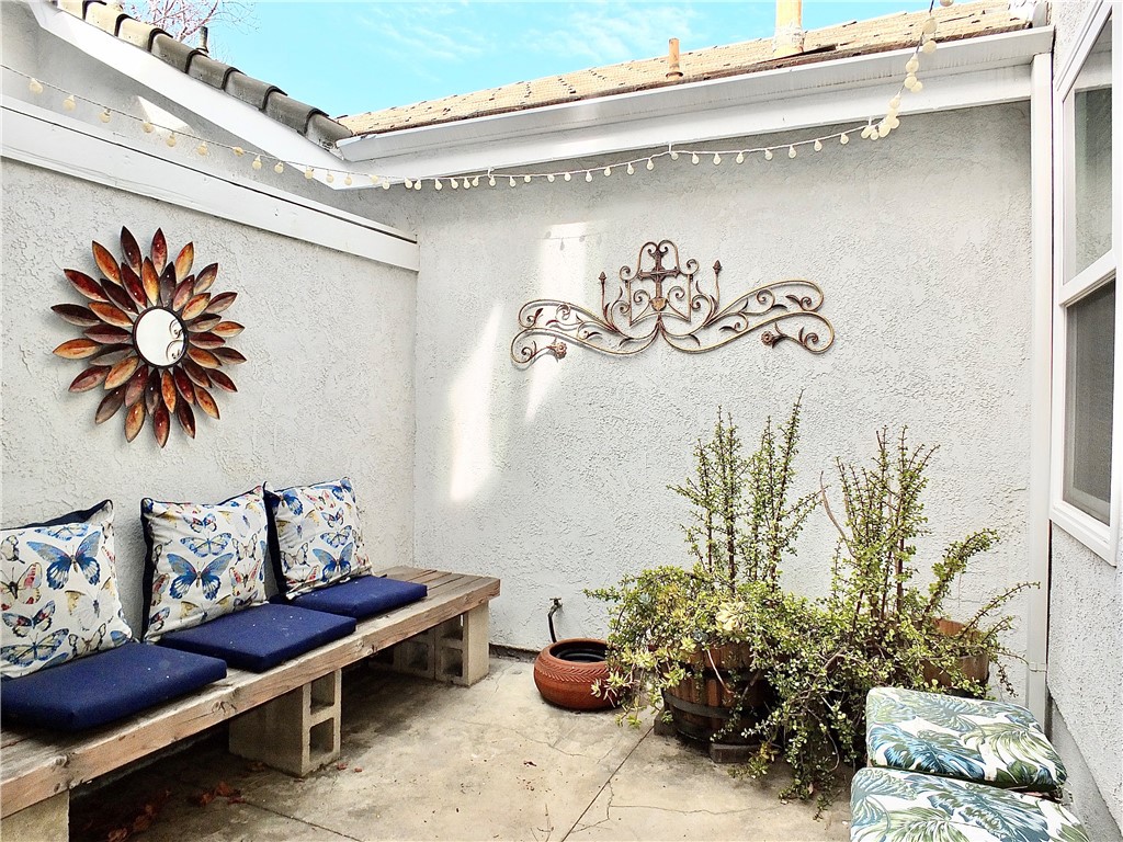 https://media.crmls.org/medias/df998262-b09b-46a9-8e37-a7ac5e940321.jpg?preset=X-Large