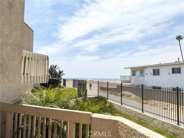 7301 Vista Del Mar Avenue, Playa del Rey CA: https://media.crmls.org/medias/df9aec7a-3bf8-45dd-a925-14243e570fbb.jpg